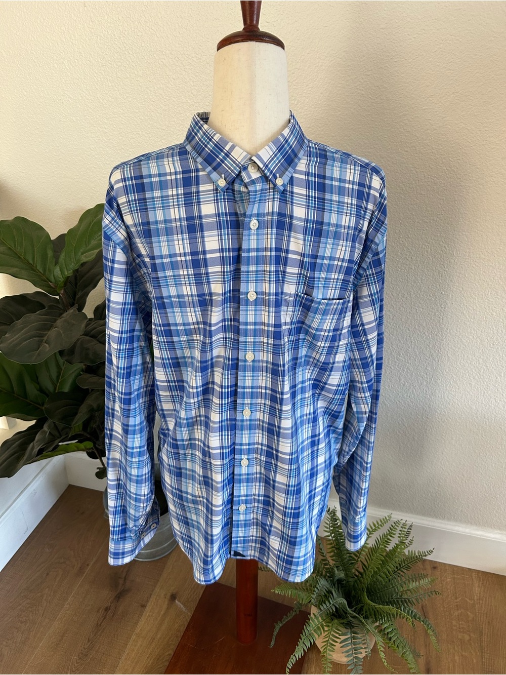 Untuckit Men’s button down dress shirt